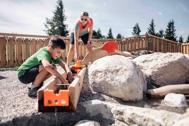 Spielerisch lernen beim Wasserspielplatz "Alm-Bründl"