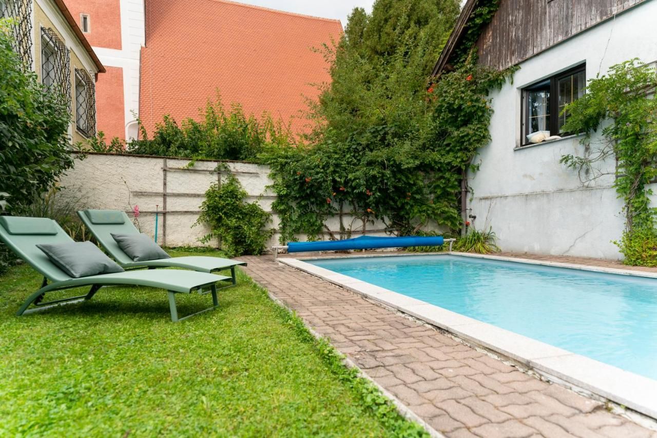 Swimmingpool mit Garten