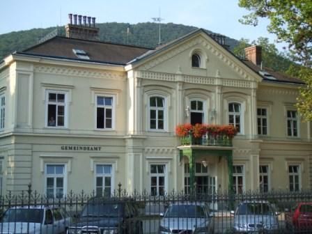 Historisches Gebäude mit Balkon und Blumen in Hinterbrühl.