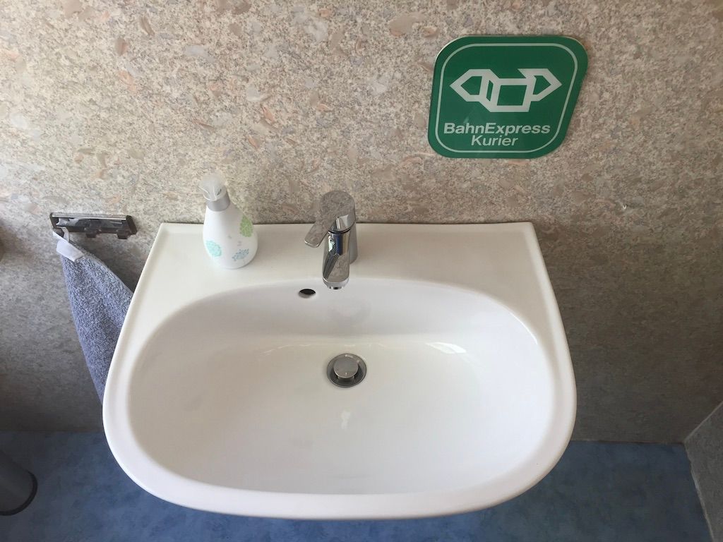 Waschmöglichkeit im WC des 100 Jahre alten Gepäckwagens