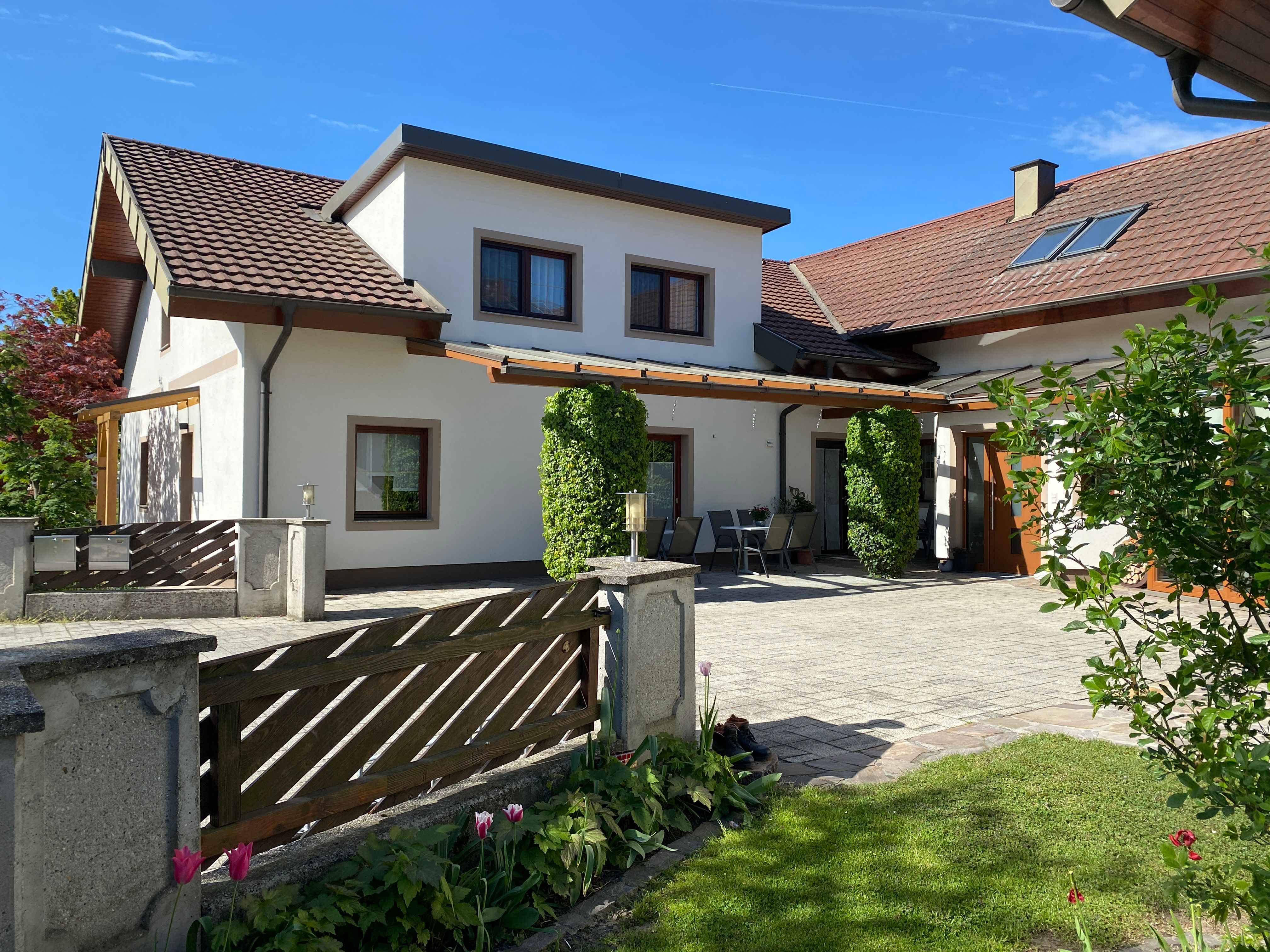Gästeterrasse im Hof von Zimmer & Ferienwohnungen Leeb