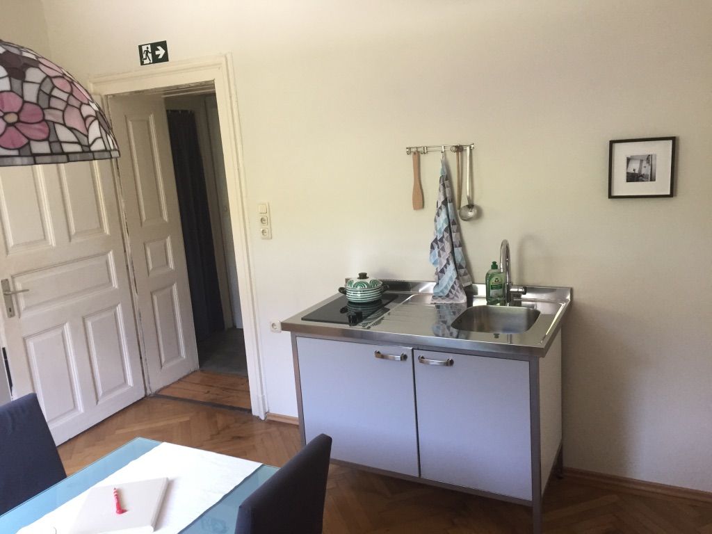 Kleine Kochstelle mit Kühlschrank in der ehemaligen Bahnwärterwohnung