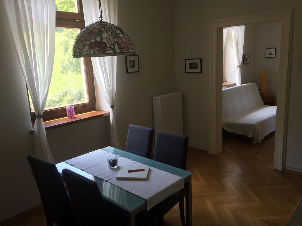 Ehemalige Bahnwärterwohnung mit herrlichem altem Fischgrätparkettboden