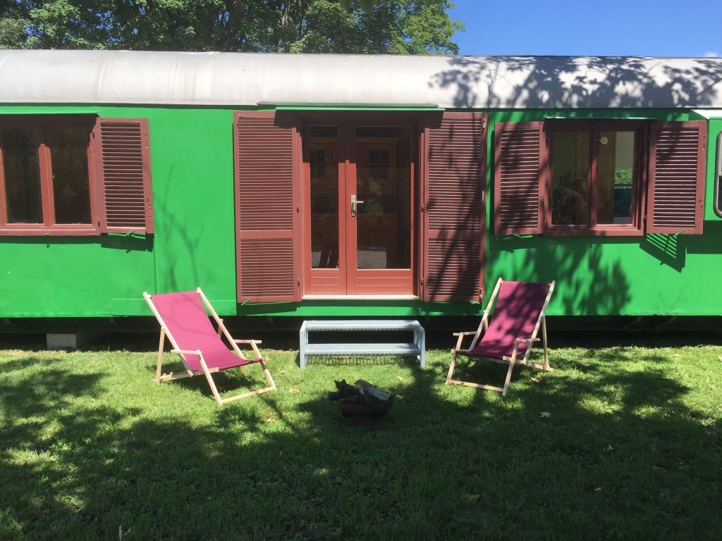 Gepäckwagen mit schattigem Vorgarten