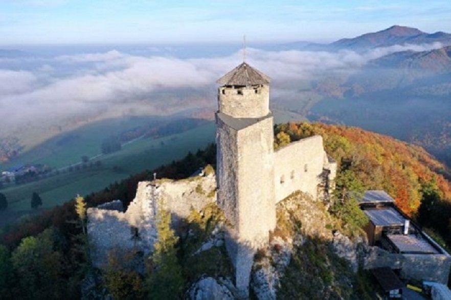 Flugaufnahme Araburg im Herbst