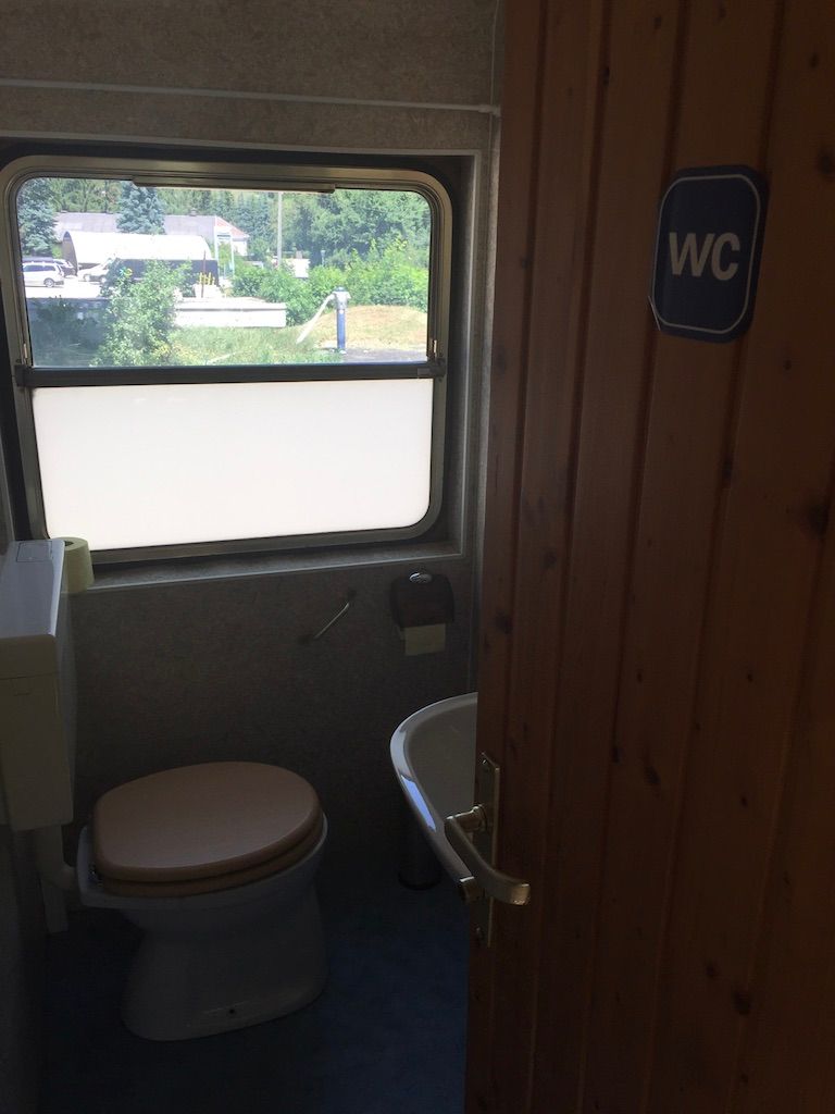 Blick ins kleine WC des 100 Jahre alten Gepäckwagens
