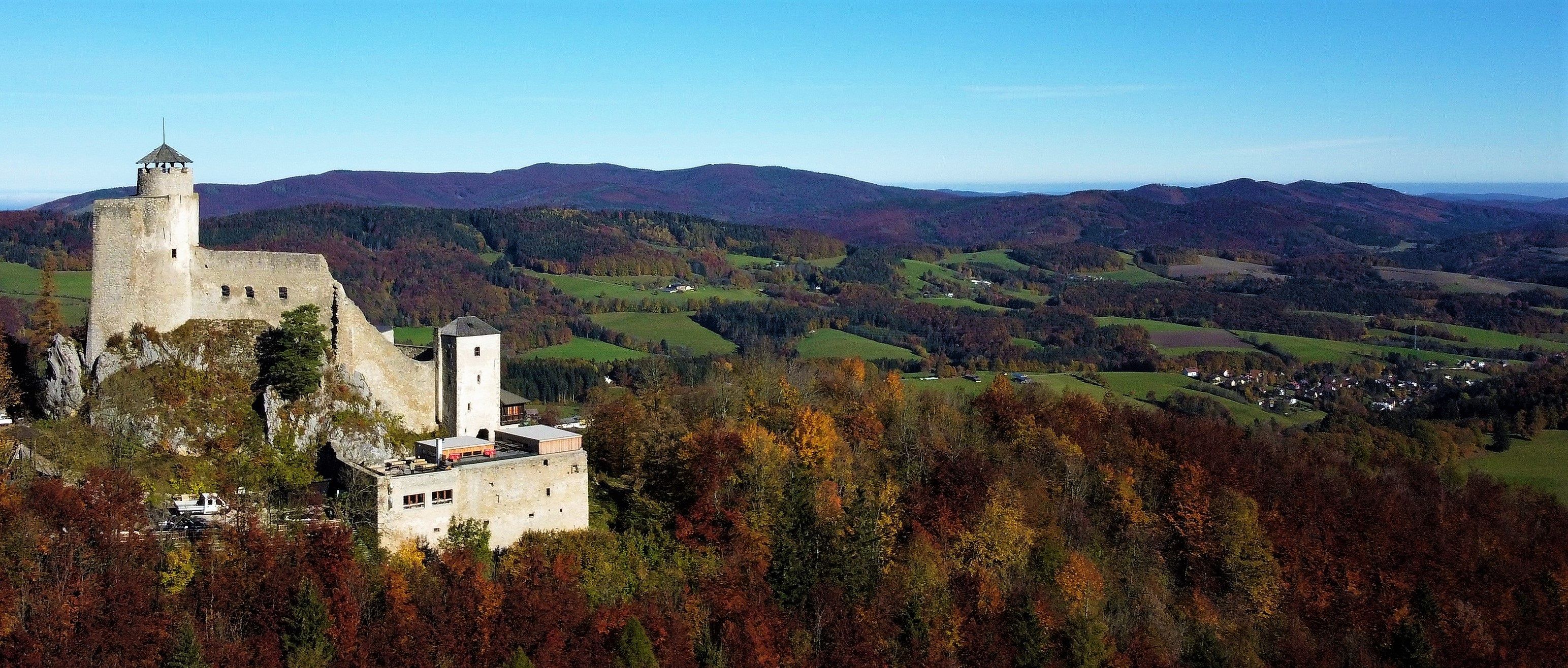 Flugaufnahme Araburg im Herbst