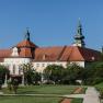 Historischer Hofgarten des Stifts Seitenstetten mit gepflegtem Rasen und barocker Architektur im Hintergrund.