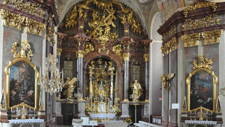 Altarraum der Basilika Maria Taferl mit reich verziertem Barockaltar und goldenen Verzierungen.