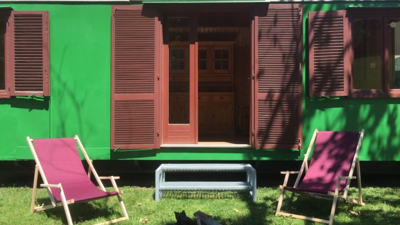 Vorgarten mit Liegest&uuml;hlen, &copy; M. Schorn