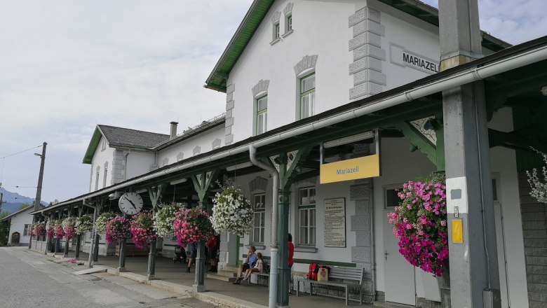 Bahnhof Mariazell mit Blumen und Uhr.