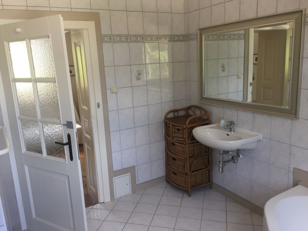 Großzügiges Badezimmer in der ehemaligen Bahnwärterwohnung