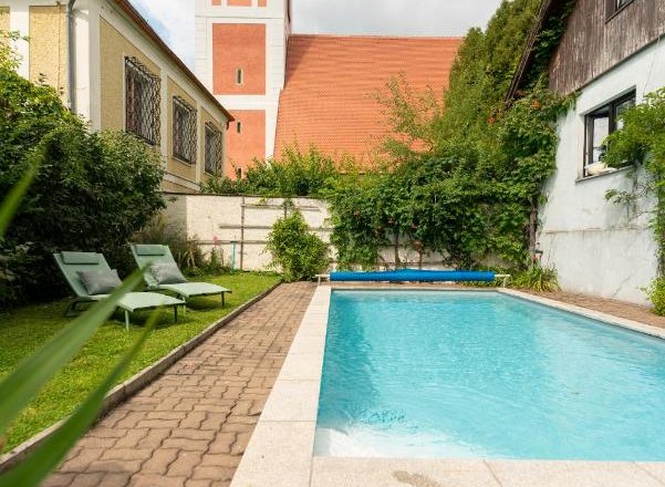 Swimmingpool im Garten, &copy; Guestia GmbH