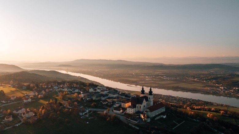 Luftaufnahme von Maria Taferl mit der Donau im Hintergrund bei Sonnenuntergang.