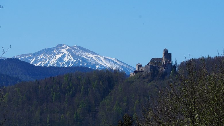 Blick auf die Araburg und den Schneeberg im Fr&uuml;hling, &copy; Kaumberg/Radinger Doris