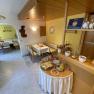 Fr&uuml;hst&uuml;cksraum mit gedeckten Tischen und Fr&uuml;hst&uuml;cksbuffet.