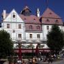 Historisches Gebäude mit Hotel und Café am Hauptplatz.