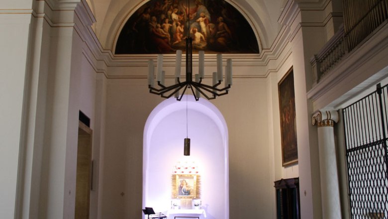 Innenansicht einer Kirche mit Altar und Gem&auml;lde an der Wand.