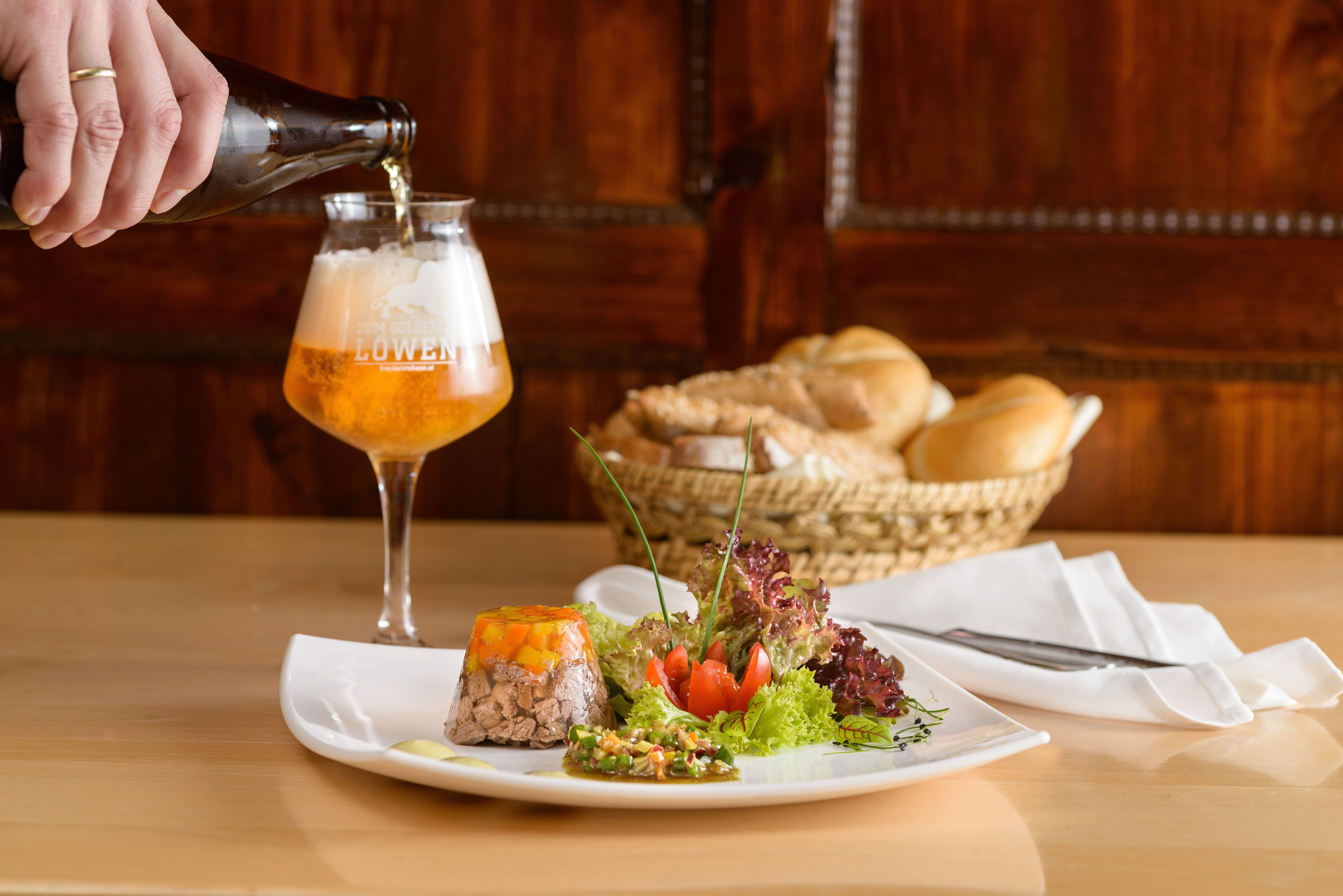 zum-goldenen-loewen-gericht mit bier
