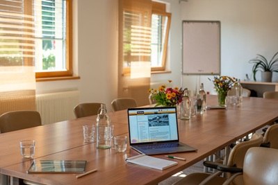 Seminartisch mit Laptop, &copy; Thomas Vostandlechner