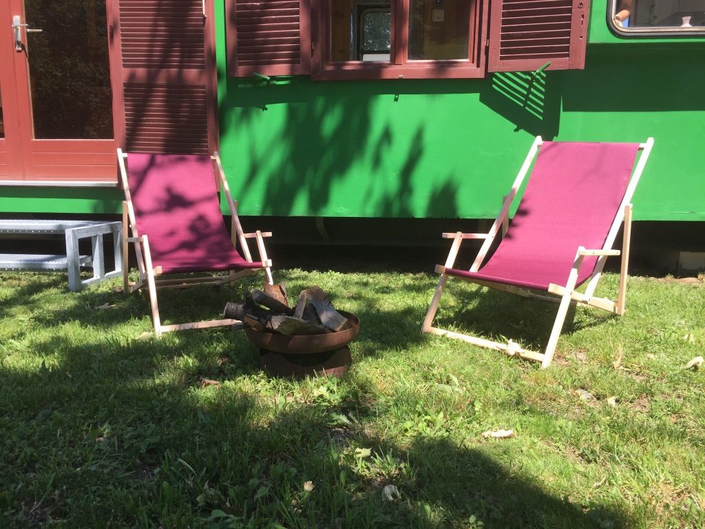 Vorgarten mit Liegestühlen
