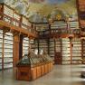 Innenansicht der Bibliothek im Stift Seitenstetten mit reich verzierten Holzregalen und Büsten.