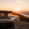 Modernes Hotel mit Terrasse und Flussblick bei Sonnenuntergang und Blick über die Donau.