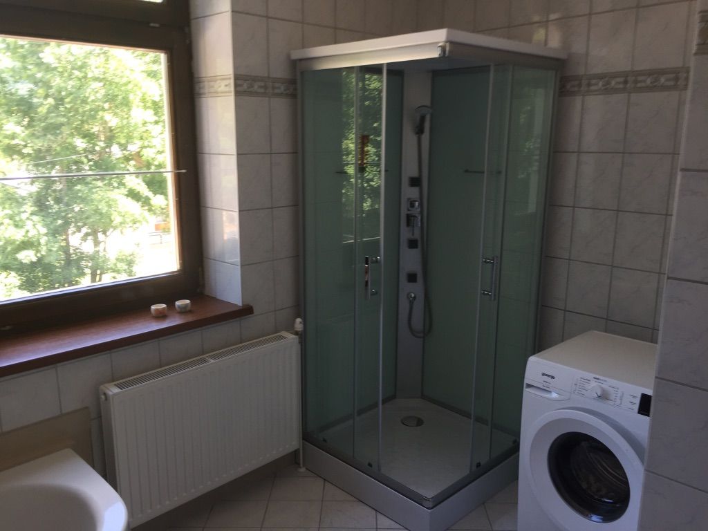 Großzügige Dusche mit Waschmaschine in der ehemaligen Bahnwärterwohnung