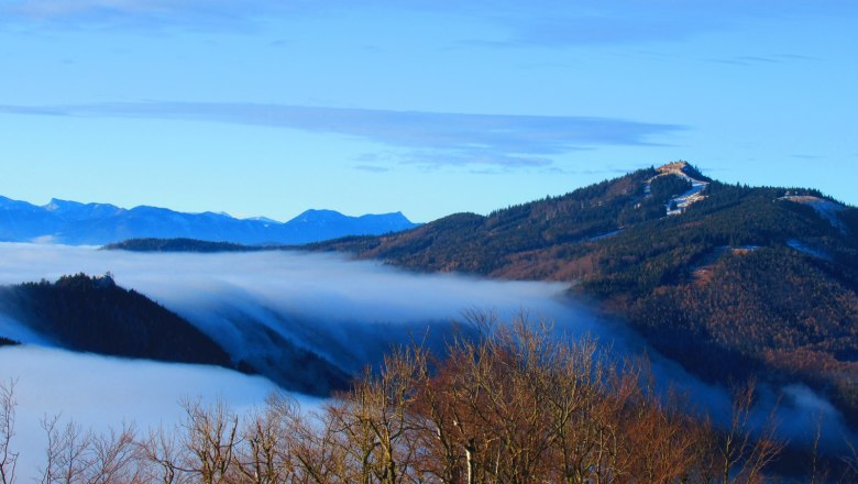 Blick von einem Berg auf nebelverhangene T&auml;ler und bewaldete H&uuml;gel.