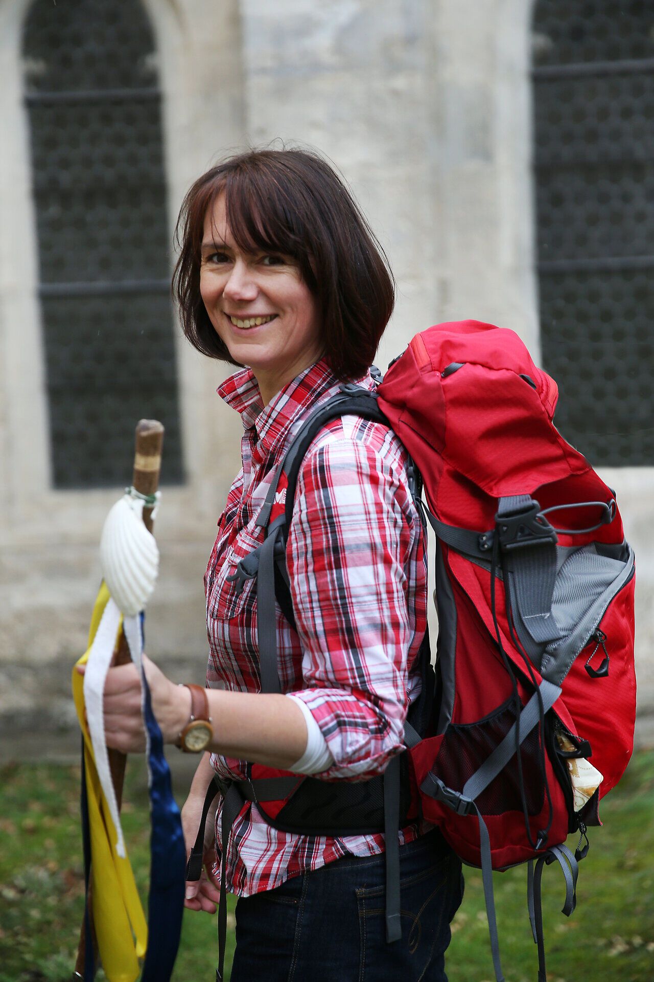 Eine fröhliche Pilgerbegleiterin strahlt in der malerischen Umgebung des Mostviertels. Mit ihrem Rucksack und einem Wanderstock in der Hand ist sie bereit, die Schönheit der Natur zu erkunden und die Seele baumeln zu lassen. Die sanften Hügel und die frische Luft laden dazu ein, die Ruhe und den Frieden dieser einzigartigen Landschaft zu genießen.