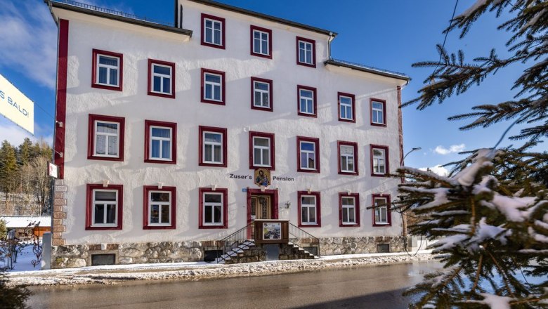 Pension Zuser im Winter, &copy; Dorfresort, Lindmoser