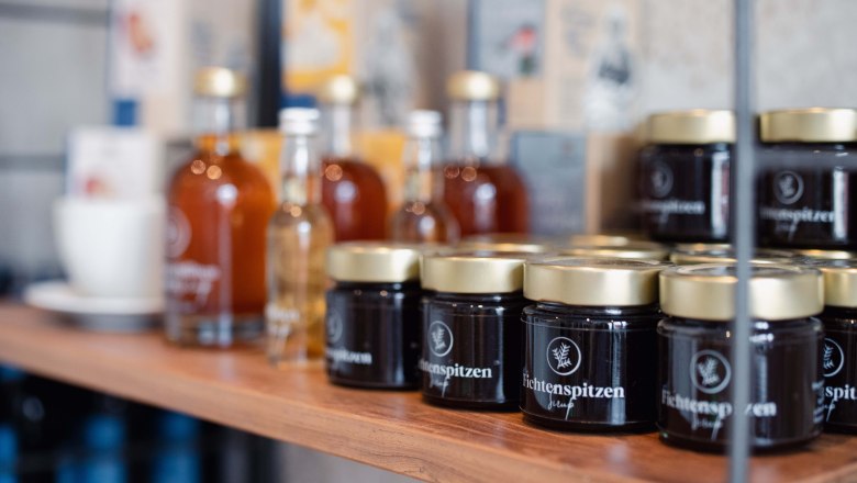 Regal mit Gläsern und Flaschen im Laden Taflerei.