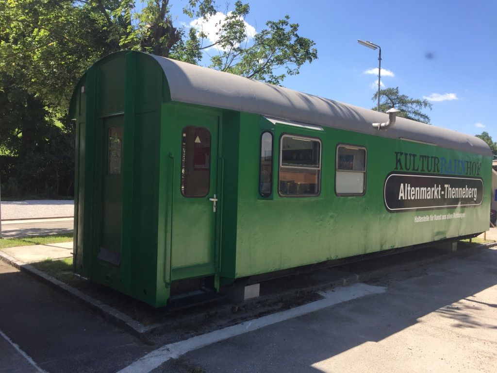 Grüner Gepäckwagen