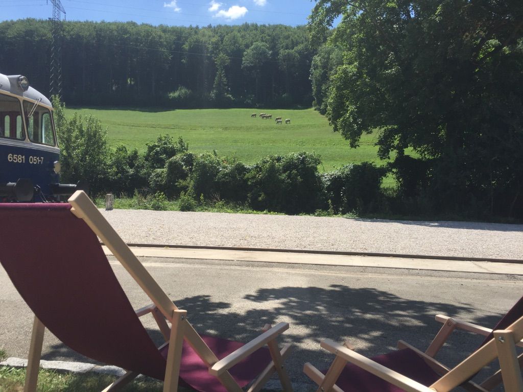 Liegestuhl mit Blick Richtung Wald und Wiese