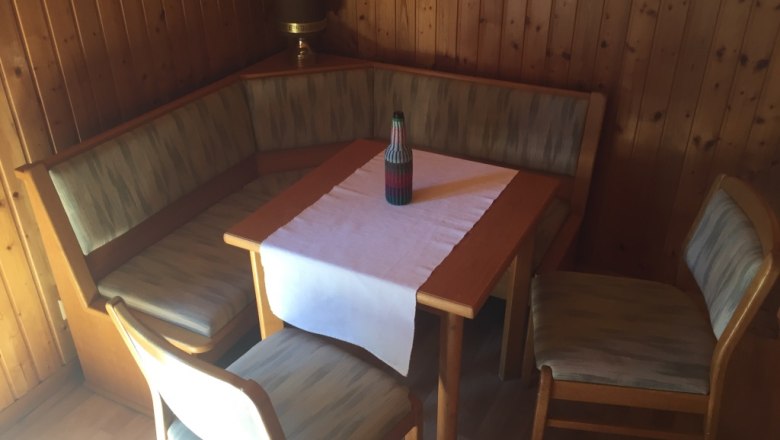 Gem&uuml;tliche Sitzm&ouml;glichkeit im 100 Jahre alten Gep&auml;ckwagen, &copy; M. Schorn