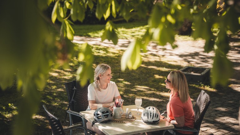 Zwei Frauen machen eine Pause vom Radfahren.