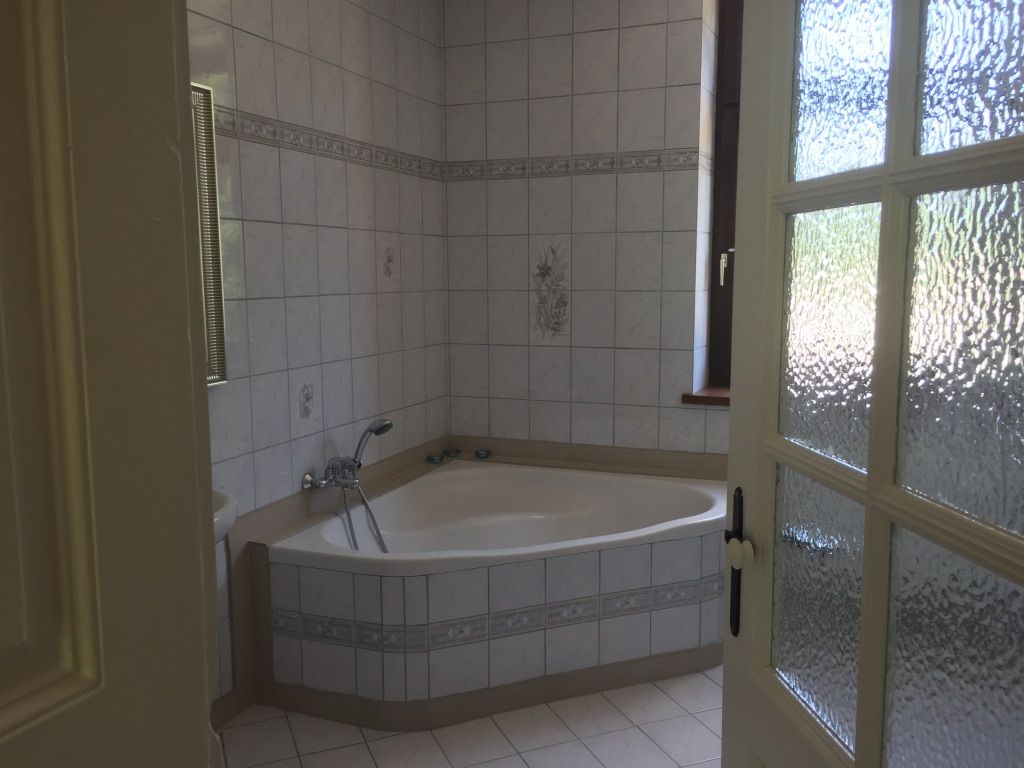 Große Eckbadewanne in der ehemaligen Bahnwärterwohnung