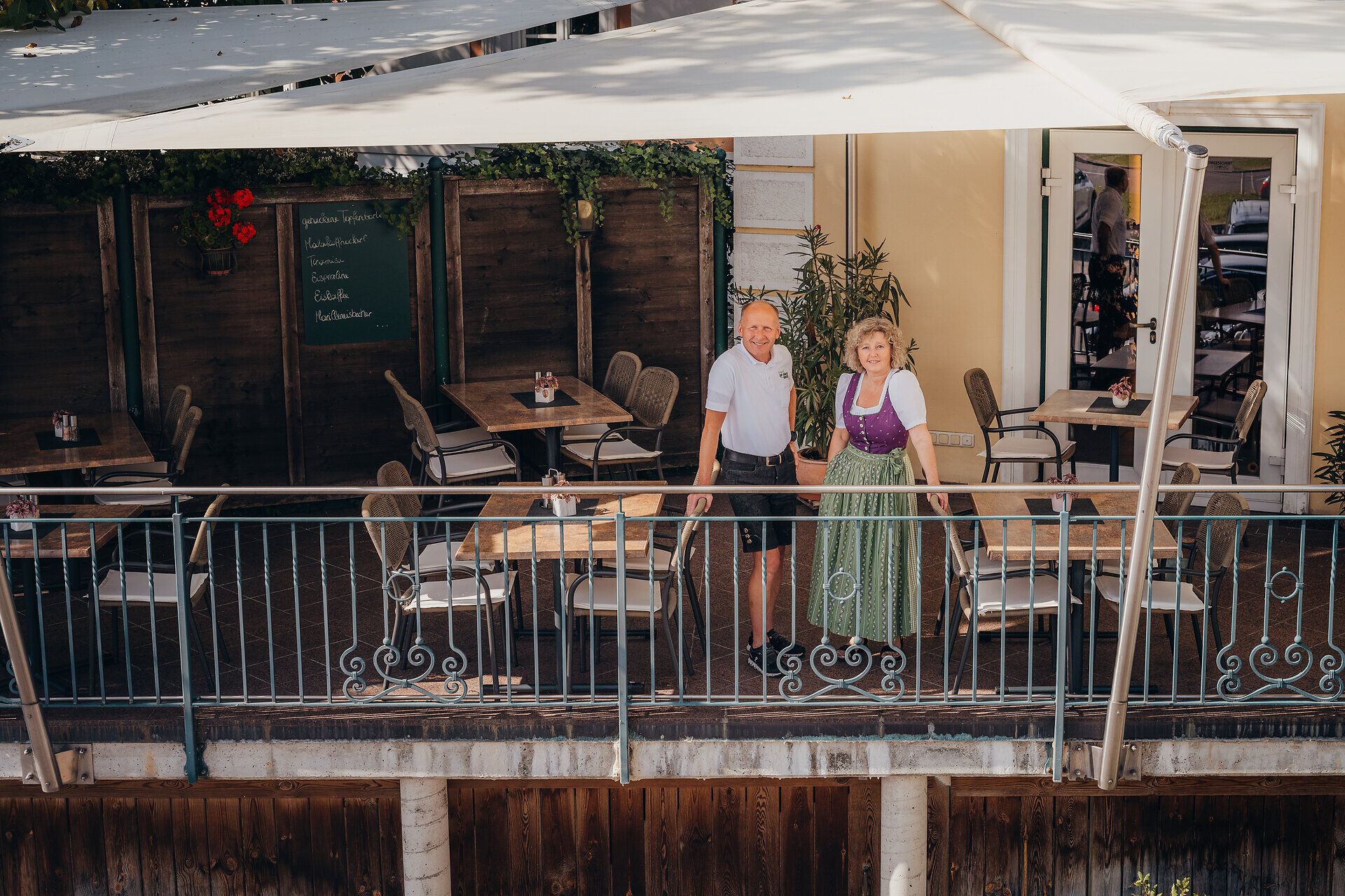 Die Terrasse des Landgasthofs lädt mit ihrem einladenden Ambiente und der malerischen Aussicht auf die Donau zum Verweilen ein. Hier genießen Gäste die herzliche Gastfreundschaft von Gerhard und Gabriele Engel, während sie die köstlichen Spezialitäten der Region probieren. Umgeben von üppigem Grün und blühenden Pflanzen, ist dieser Ort ein wahres Paradies für Naturliebhaber und Feinschmecker.