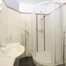 Modernes Badezimmer mit Dusche und Waschbecken.
