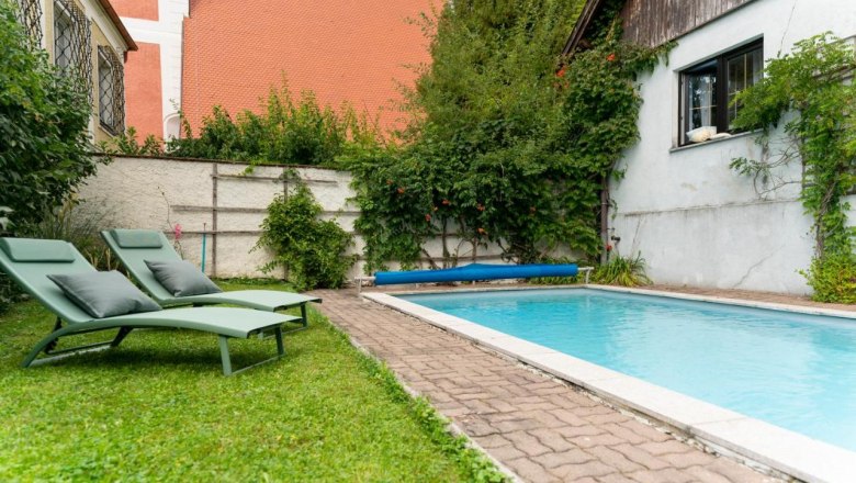 Swimmingpool mit Garten, &copy; Guestia GmbH