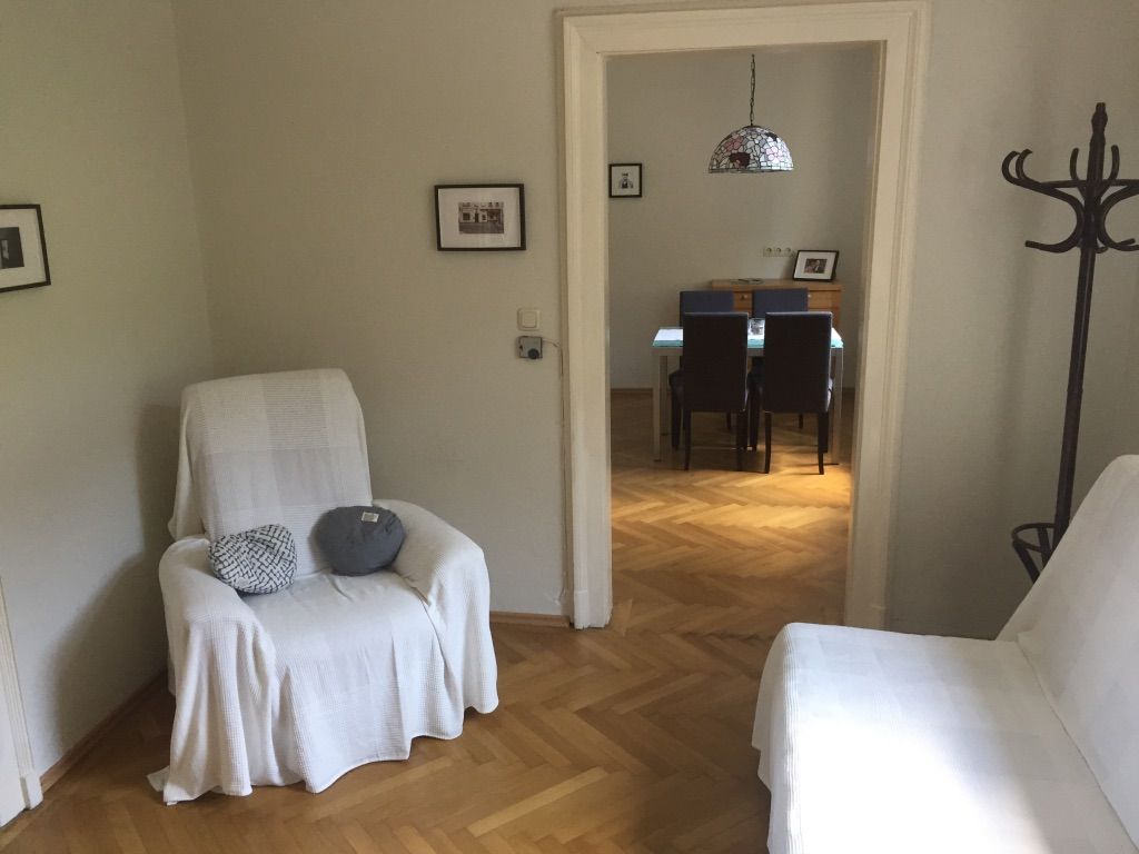 Gemütlicher Lehnsessel in der ehemaligen Bahnwärterwohnung