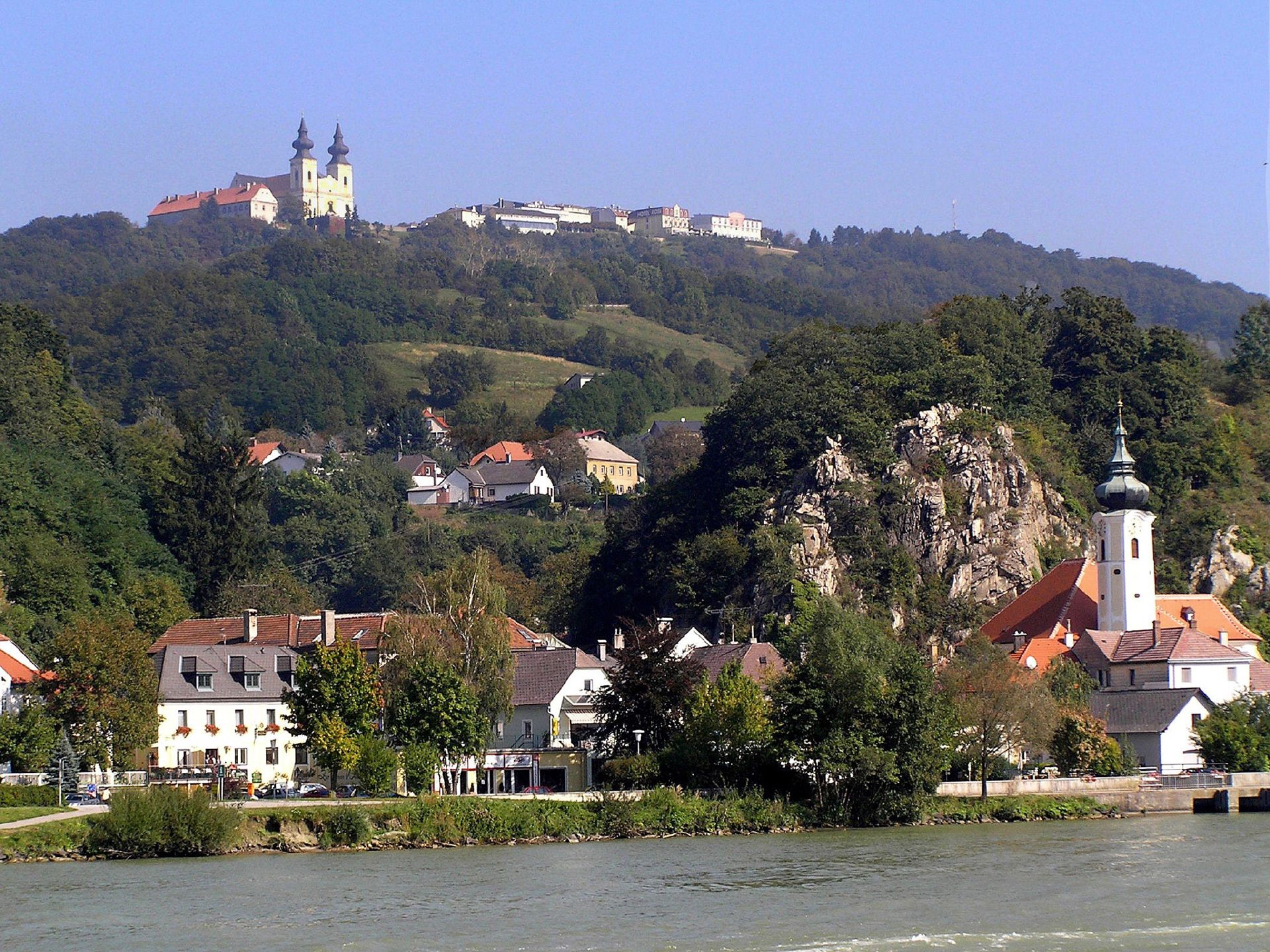 Hoch über Marbach drohnt die Basilika Maria Taferl