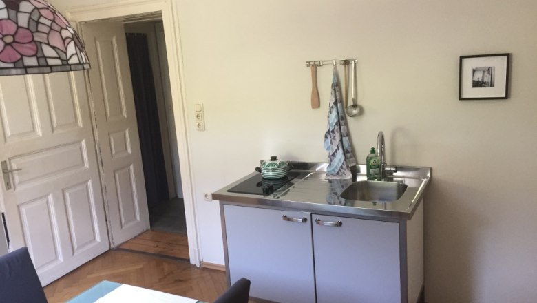 Kleine Kochstelle mit K&uuml;hlschrank in der ehemaligen Bahnw&auml;rterwohnung, &copy; M. Schorn