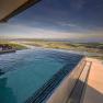 Infinity-Pool mit Blick auf Fluss und Landschaft.