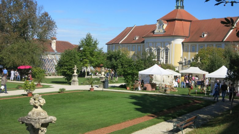 Stift Seitenstetten mit gr&uuml;ner Wiese und blauem Himmel.