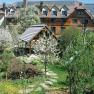 Ein Hotel im Dirndltal mit blühenden Bäumen und Garten.