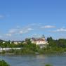 Schloss Persenbeug und Umgebung an einem sonnigen Tag mit blauem Himmel.