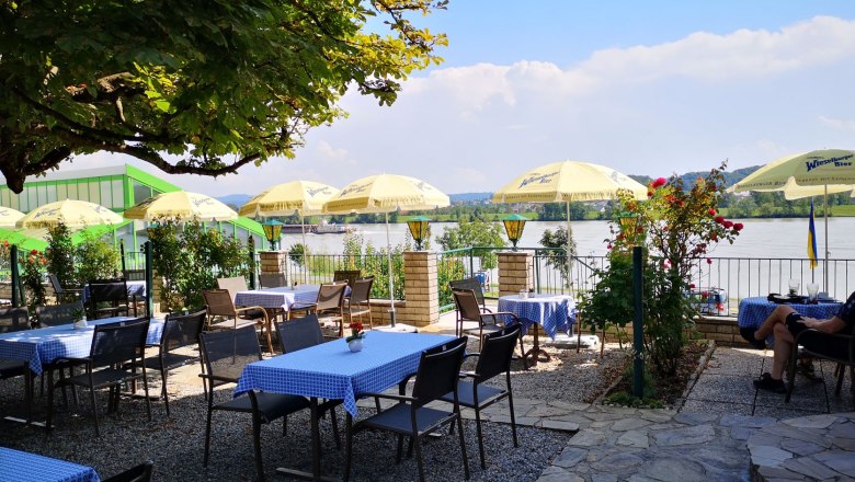 Gastgarten auf der Terrasse mit Blick auf die Donau, &copy; Wachauerhof