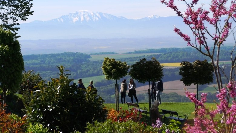 Klostergarten mit Blick auf den &Ouml;tscher und bl&uuml;henden B&auml;umen.