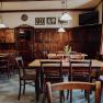Gemütliches, traditionelles Gasthaus mit Holzmöbeln und dekorativen Bildern.